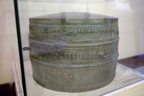 Trống đồng Cảnh Thịnh có đường kính 49 cm, cao 37,4 cm được đúc vào năm 1800, thuộc triều đại Tây Sơn. Chiếc trống có 4 quai hình khuyên gắn cách đều trên thân. Xung quanh trống đúc nổi các băng hoa văn: nhũ đinh, lá đề, hồi văn chữ T và tứ linh long, ly, quy, phượng. Đây là tiêu bản duy nhất trong phức hợp trống Việt Nam và khu vực với sự mô phỏng loại trống da truyền thống Việt Nam. Minh văn trên trống nói về bà Nguyễn Thị Lộc, vợ của Tổng Thái giám Giao quận công dưới đời vua Lê Ý Tông (1736) góp công lập chùa Linh Ứng (nay là Chùa Nành). Trống đồng Cảnh Thịnh có đường kính 49 cm, cao 37,4 cm được đúc vào năm 1800, thuộc triều đại Tây Sơn. Chiếc trống có 4 quai hình khuyên gắn cách đều trên thân. Xung quanh trống đúc nổi các băng hoa văn: nhũ đinh, lá đề, hồi văn chữ T và tứ linh long, ly, quy, phượng. Đây là tiêu bản duy nhất trong phức hợp trống Việt Nam và khu vực với sự mô phỏng loại trống da truyền thống Việt Nam. Minh văn trên trống nói về bà Nguyễn Thị Lộc, vợ của Tổng Thái giám Giao quận công dưới đời vua Lê Ý Tông (1736) góp công lập chùa Linh Ứng (nay là Chùa Nành).