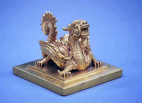 Ấn Sắc Mệnh Chi Bảo được đúc vào năm 1827, năm Minh Mệnh thứ 8. Đây là hiện vật độc bản, có vị trí đặc biệt quan trọng trong thiết chế quân chủ phong kiến Việt Nam, là biểu trưng quyền lực của triều đình, dùng để đóng trên các loại sắc phong của vương triều. Ấn được chế tạo bằng vàng, đúc, khắc công phu. Ấn Sắc Mệnh Chi Bảo được đúc vào năm 1827, năm Minh Mệnh thứ 8. Đây là hiện vật độc bản, có vị trí đặc biệt quan trọng trong thiết chế quân chủ phong kiến Việt Nam, là biểu trưng quyền lực của triều đình, dùng để đóng trên các loại sắc phong của vương triều. Ấn được chế tạo bằng vàng, đúc, khắc công phu.