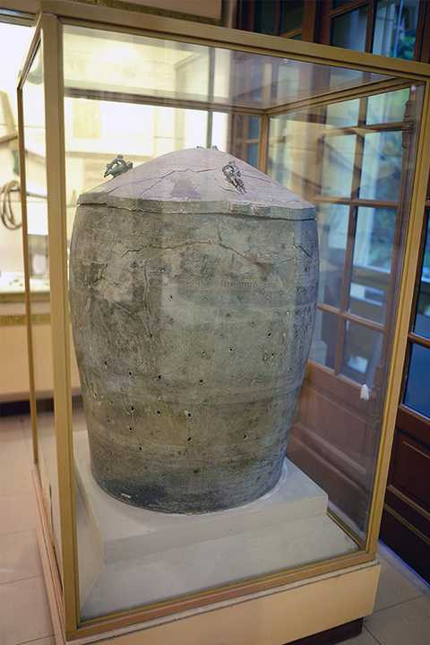 Thạp Đào Thịnh bằng đồng cao 98 cm, có niên đại từ 2.000-2.500 năm, thuộc nền văn hóa Đông Sơn. Chiếc thạp hình trụ, nắp đậy hình nón cụt, ở giữa có hình mặt trời 12 tia, xung quanh có 11 vành hoa văn. Nắp thạp có 4 cặp tượng trai gái đang giao hợp (hiện còn 2 cặp). Người con trai xõa tóc, ngang hông đeo dao găm, đóng khố; người con gái mặc váy ngắn. Thạp đồng Đào Thịnh là bản thông điệp của quá khứ gửi cho thế hệ mai sau về cuộc sống vật chất và quan niệm phồn thực, khát vọng sinh sôi nảy nở của con người và vạn vật của cư dân nông nghiệp lúa nước. Ngoài trống đồng Đông Sơn, thạp đồng Đào Thịnh có kích thước lớn nhất trong những hiện vật khai quật được đến nay. Thạp Đào Thịnh bằng đồng cao 98 cm, có niên đại từ 2.000-2.500 năm, thuộc nền văn hóa Đông Sơn. Chiếc thạp hình trụ, nắp đậy hình nón cụt, ở giữa có hình mặt trời 12 tia, xung quanh có 11 vành hoa văn. Nắp thạp có 4 cặp tượng trai gái đang giao hợp (hiện còn 2 cặp). Người con trai xõa tóc, ngang hông đeo dao găm, đóng khố; người con gái mặc váy ngắn. Thạp đồng Đào Thịnh là bản thông điệp của quá khứ gửi cho thế hệ mai sau về cuộc sống vật chất và quan niệm phồn thực, khát vọng sinh sôi nảy nở của con người và vạn vật của cư dân nông nghiệp lúa nước. Ngoài trống đồng Đông Sơn, thạp đồng Đào Thịnh có kích thước lớn nhất trong những hiện vật khai quật được đến nay.