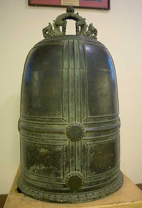 Ấn đồng Môn Hạ Sảnh, được đúc năm 1377 dưới thời vua Trần Duệ Tông. Chiếc ấn hình vuông, có núm hình chữ nhật. Hai bên cạnh lưng ấn khắc hai dòng chữ Hán. Bên phải có 4 chữ, phiên âm Môn Hạ Sảnh ấn (ấn của Sảnh Môn Hạ). Bên trái khắc 11 chữ, phiên âm Long khánh ngũ niên ngũ nguyệt nhị thập tam nhật tạo (chế tạo ngày 23 tháng 5, năm thứ 5 niên hiệu Long Khánh). Môn Hạ Sảnh ấn được dùng để đóng trên những văn bản hành chính quan trọng của triều đình từ đời Trần Phế Đế về sau, là hiện vật liên quan đến tổ chức hành chính trung ương. Sảnh Hạ Môn là cơ quan nằm trong bộ ba Tam sảnh của chính quyền trung ương, gồm: sảnh Thượng thư, sảnh Trung thư và sảnh Môn hạ. Trong đó, sảnh Môn hạ là cơ quan thân cận nhà vua, có nhiệm vụ giữ bảo ấn, truyền lệnh của vua tới các quan và các công việc lễ nghi trong cung. Chức quan này do những đại thần tài giỏi đảm nhiệm. Ấn đồng Môn Hạ Sảnh, được đúc năm 1377 dưới thời vua Trần Duệ Tông. Chiếc ấn hình vuông, có núm hình chữ nhật. Hai bên cạnh lưng ấn khắc hai dòng chữ Hán. Bên phải có 4 chữ, phiên âm Môn Hạ Sảnh ấn (ấn của Sảnh Môn Hạ). Bên trái khắc 11 chữ, phiên âm Long khánh ngũ niên ngũ nguyệt nhị thập tam nhật tạo (chế tạo ngày 23 tháng 5, năm thứ 5 niên hiệu Long Khánh). Môn Hạ Sảnh ấn được dùng để đóng trên những văn bản hành chính quan trọng của triều đình từ đời Trần Phế Đế về sau, là hiện vật liên quan đến tổ chức hành chính trung ương. Sảnh Hạ Môn là cơ quan nằm trong bộ ba Tam sảnh của chính quyền trung ương, gồm: sảnh Thượng thư, sảnh Trung thư và sảnh Môn hạ. Trong đó, sảnh Môn hạ là cơ quan thân cận nhà vua, có nhiệm vụ giữ bảo ấn, truyền lệnh của vua tới các quan và các công việc lễ nghi trong cung. Chức quan này do những đại thần tài giỏi đảm nhiệm.