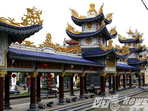 Hai dãy nhà chờ, nơi nghỉ chân của khách thập phương trước khi vào chiêm bái lễ Phật, thiết kế xây dựng mô phỏng theo lối kiến trúc Cung đình Huế với hoa văn rồng cách điệu.