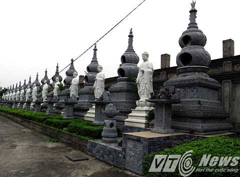 Phía tường bao chùa là hàng tháp đá, tượng Phật, được sắp đặt trang nghiêm, nơi một số gia đình phật tử tiêu biểu gửi gắm tâm linh nơi cửa Phật