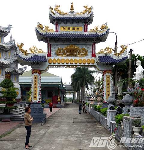 Qua mỗi không gian trong khuôn viên chùa lại có một cổng nghênh đón khách thập phương đến vãn cảng, chiêm bái, lễ Phật.