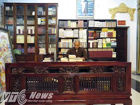 Thư viện, nơi chư tăng học tập và tra cứu. Chủ yếu là kinh Phật, với 3 thứ tiếng Việt, Trung, Anh.