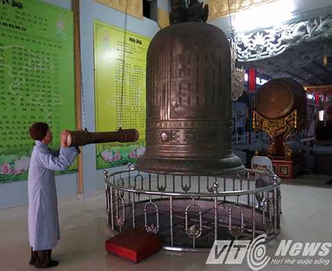 Phật tử thỉnh chuông lễ Phật