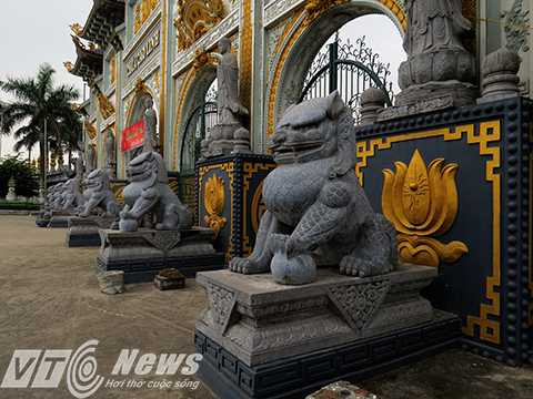 Chân cổng đặt 6 linh vật chấn giữ, bảo vệ chùa.