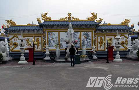 Từ cổng vào là bức bình phong, phía trước thờ tượng Quán Thế Âm Bồ Tát, nhằm nhắc nhở khách thập phương đến chùa phải mở lòng từ bi, bác ái.