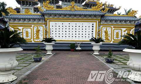 Phía sau bức bình phong chính đề 6 điều tông chỉ của Chùa Cao Linh, là phương hướng, đường lối tu tập, hoằng pháp của Chùa Cao Linh. Trong đó điều thứ nhất nhắc nhở, Chùa được xây dựng lên là của phật tử mười phương chứ không phải của riêng ai.