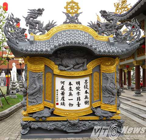 Hai bên là hai bức bình phong nhỏ. Một bên đề bài kệ của ngài Huê Lăng nói về trí tuệ, bát nhã; một bên đề bài kệ của ngài Thần Tú, nói về những phương tiện phổ độ chúng sinh.