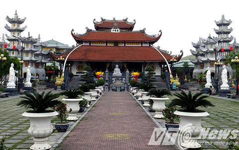 Ngôi Đại hùng Bảo điện được thiết kế xây dựng theo lối kiến trúc đặc thù truyền thống của Phật giáo Việt Nam, hình chữ Đinh, gồm 3 gian tiền đường và 1 gian hậu cung, mái đao, đầu rồng và hoa sen cách điệu làm trang trí chính.