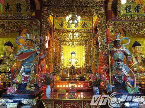 Bên trong Chánh điện thiết kế trang trí theo lối câu đối, cửa vòng truyền thống của Việt Nam. Hậu cung Chánh điện thờ Đức Phật Thích Ca Mâu Ni; hai bên thờ Sư Lợi Bồ Tát và Phổ Hiền Bồ Tát.