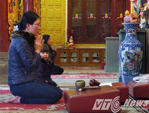 Khách thập phương cung kính, chiêm bái, lễ Phật trong Chánh điện