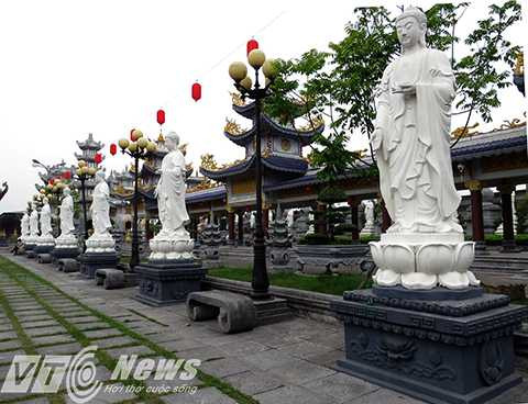 Hai bên sân chùa trước cửa chánh điện dựng 2 hàng tượng Đức Phật A Di Đà, được đúc bằng bê tông, cốt thép, mỗi bên 7 pho tượng, là biểu tượng cho 7 yếu tố giác ngộ của Phật Giáo (Thất Bồ Đề Phật).