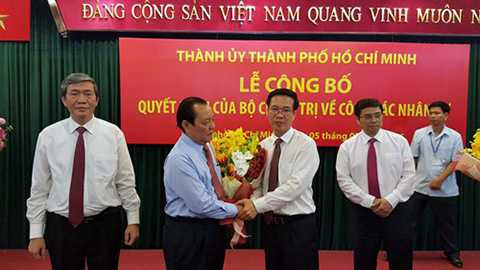 Ông Lê Thanh Hải và ông Võ Văn Thưởng (giữa) tại buổi công bố quyết định của Bộ Chính trị - Ảnh: Độc Lập