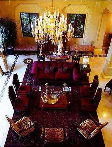 Trên trần nhà của phòng khách còn được dát vàng 24k.