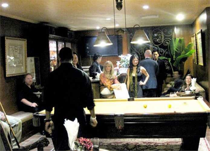 Phòng bi-a lớn trong nhà.