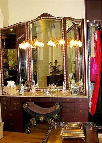 Bàn trang điểm cầu kỳ.