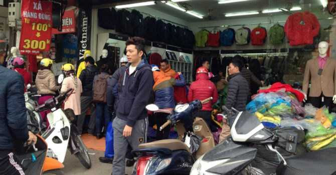 Cửa hàng trên phố Chùa Bộc khách chen lấn để mua, thử đồ. Ảnh: N.Thảo