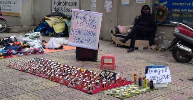 Để biển quảng cáo hoàn cảnh để thu hút sự chú ý của khách hàng. Ảnh: N.Thảo