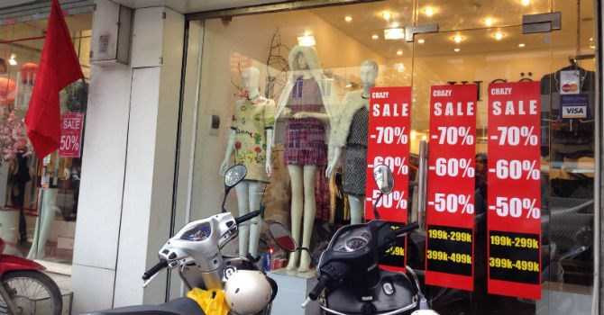 Giảm giá 90% cuối năm, nhiều nơi vẫn vắng vẻ đìu hiu