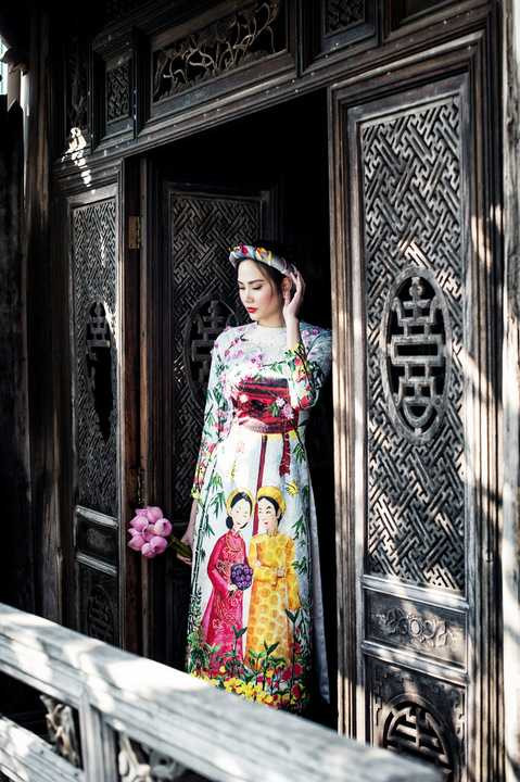 Trong bộ ảnh mới nhất vừa thực hiện, một Diệu Linh vừa hiện đại, vừa truyền thống thoát ẩn thoát hiện trong khung cảnh xưa cũ tạo nên một nét huyền bí kì lạ đầy ma mị.