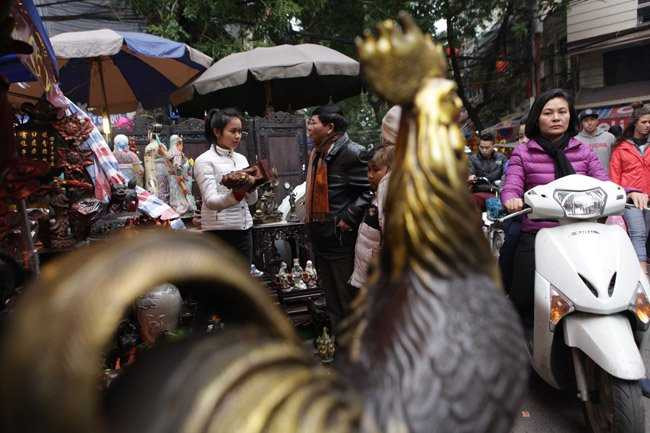 Người đến chợ đồ cổ không chỉ là để mua mà còn là để tìm lại những hoài niệm một thời. Người bán cũng không quá quan trọng chuyện bán được hay không, lời lãi bao nhiêu, mà chủ yếu mở rộng giao lưu, chia sẻ kinh nghiệm trong việc sưu tầm và chơi đồ cổ.