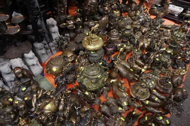 La liệt các con vật giả cổ bằng đồng như hươi, nai, trâu... hay những con vật được cách điệu bày bán sơ sài