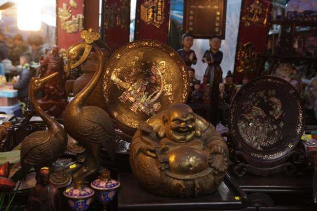 Những món đồ ở chợ khá đa dạng, từ các loại đồ thờ, tượng Phật hoặc tứ linh bằng đồng, đỉnh đồng, lư hương… đến các vật dụng bình dị trong cuộc sống hằng ngày như bát, đũa, dao, nĩa...