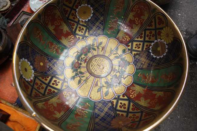 Những chiếc bát được cho là cổ nhưng được bán ngay giữa mặt đường