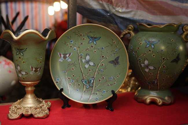 Những chiếc đĩa, bình hoa giả cổ khá đẹp mắt