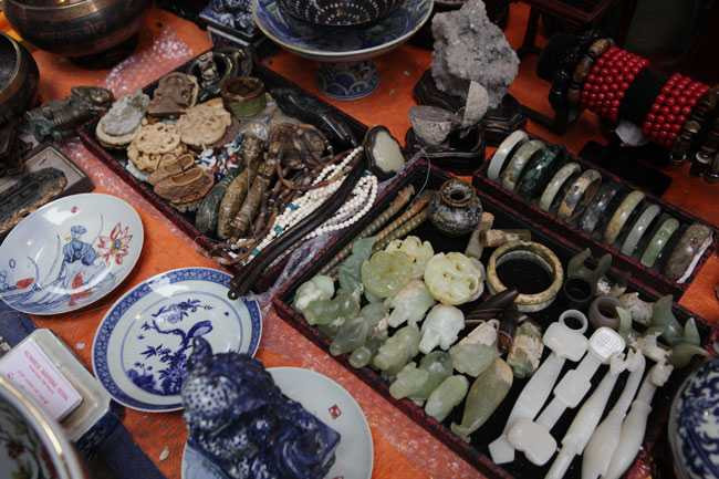 Chợ đồ cổ Hà Nội đã trở thành một điểm hẹn thú vị trong những ngày giáp Tết để mọi người dừng chân ngắm nhìn, hoặc chọn mua những món đồ xưa cũ với hy vọng sẽ có một năm mới tràn ngập niềm vui và thịnh vượng.