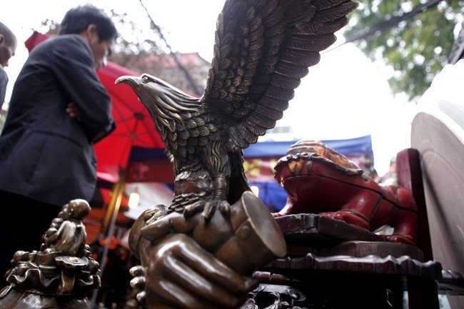 Đồ cổ có niên đại hàng trăm năm khá hiếm ở khu chợ này, chủ yếu là đồ cũ có niên đại vài chục năm và đồ giả cổ. Giá cả từ vài trăm ngàn đồng đến hàng chục triệu đồng cho mỗi món đồ.