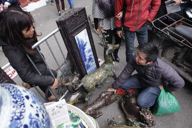 Không có bảng hiệu, không có nội quy, không có cổng,... gọi là chợ nhưng ở đây chỉ có khoảng hơn chục gian hàng, mỗi gian hàng vài mét vuông. Nhiều đồ cổ, giả cổ được bày bán ngay dưới lòng đường nhưng thu hút khá nhiều người mua.