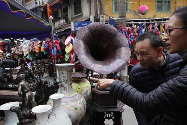 Phải là dân chơi đồ cổ kinh nghiệm mới có thể phân biệt được đâu là đồ cổ thật.