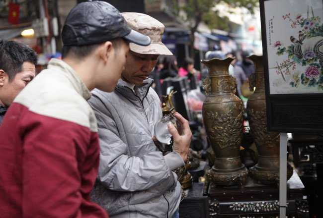 Có người đến để tìm mua những món đồ mà từ lâu cất công tìm kiếm, có người đến để xem cho vui hay mua lấy may trong năm mới