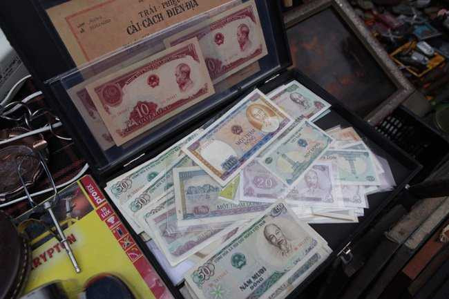 Tiền giấy cũ, tiền cổ... được bày bán khá nhiều