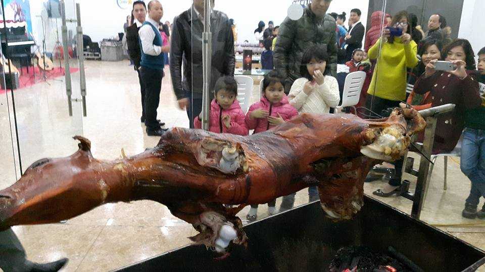 Một chung cư ở địa bàn quận Hà Đông mua cả con bò để phá cỗ tất niên