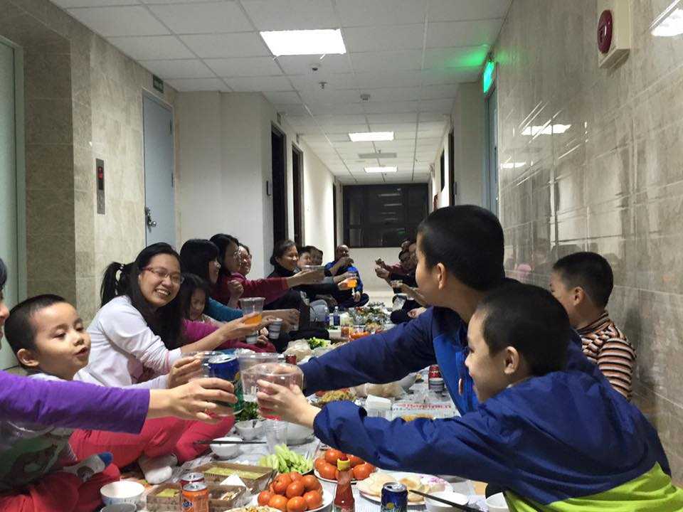 Mổ bò, bày tiệc hành lang cỗ tất niên trong chung cư ở Hà Nội