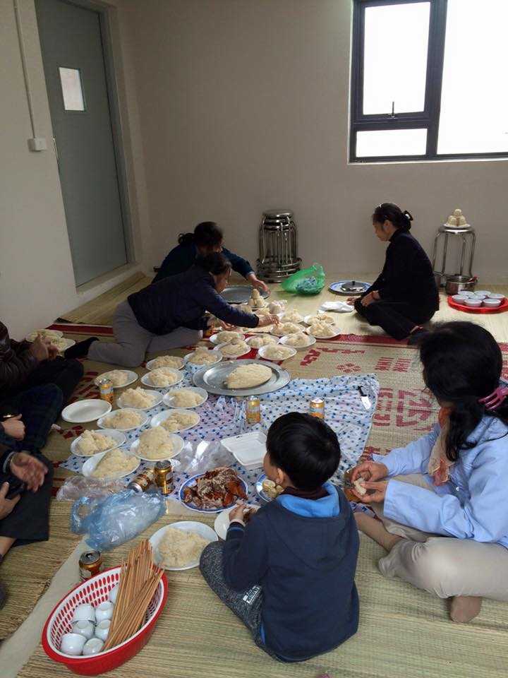 Cúng xong lộc được chia đều cho tất cả mọi người trong chung cư