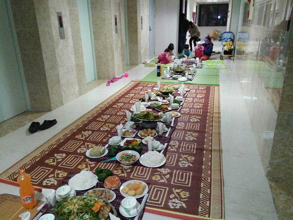 Ăn cỗ tất nhiên ngay cạnh hành lang