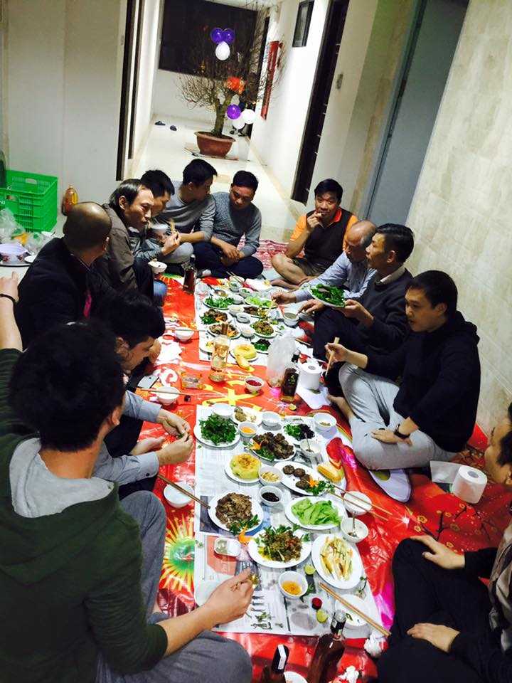 Mổ bò, bày tiệc hành lang cỗ tất niên trong chung cư ở Hà Nội