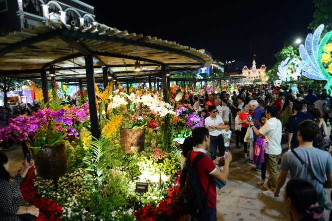 Hàng ngàn người dân đã tập trung về đường hoa Nguyễn Huệ đêm khai mạc (ảnh: Quang Định)