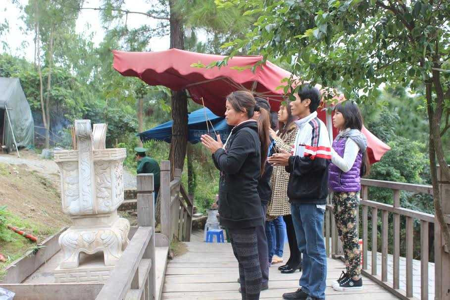 Trước mộ Đại tướng mọi người cầu chúc được gặp nhiều may mắn trong năm mới, mong đất nước giàu mạnh.