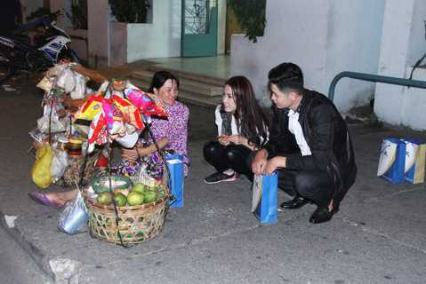 Hai nghệ sĩ ân cần hỏi thăm và lắng nghe các cụ ông, cụ bà đang từng ngày trông chờ vào sự mở lòng của <a href='https://vtcnews.vn/xa-hoi.2.0.html' >xã hội</a>. Nhiều cô chú dù tuổi già sức yếu nhưng vẫn lang thang bán từng tờ vé số kiếm sống qua ngày hoặc những chị gánh hàng bánh kẹo đi khắp nơi, như cuộc đời họ cứ mãi rong ruổi trên những chặng đường không biết đâu là đích đến.