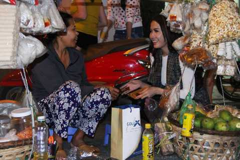 Nam ca sĩ Ray Võ nghẹn ngào khi chứng kiến trước sự khó khăn cùng cực ấy, anh cảm thấy rất tiếc và có lỗi khi bản thân mình không thể giúp đỡ hết những người còn thiếu thốn trăm bề này. 