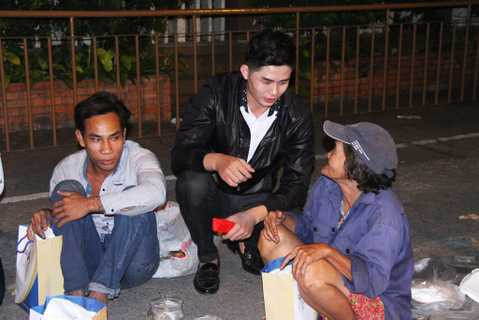 Từ đó, để mỗi người nghệ sĩ không chỉ tỏa sáng trên sân khấu mà còn “lung linh” trong tính cách của một người biết chia sẻ và yêu thương. 