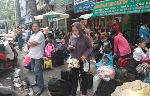 Khách của nhà xe Thanh Thủy đợi trên vỉa hè trưa 6-2 - Ảnh: Đức Phú Khách của nhà xe Thanh Thủy đợi trên vỉa hè trưa 6-2 - Ảnh: Đức Phú