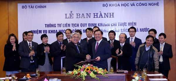 Bộ trưởng Bộ Khoa học và Công nghệ Nguyễn Quân và Bộ trưởng Bộ Tài chính Đinh Tiến Dũng ký ban hành Thông tư 27 về khoán chi đến sản phẩm cuối cùng.