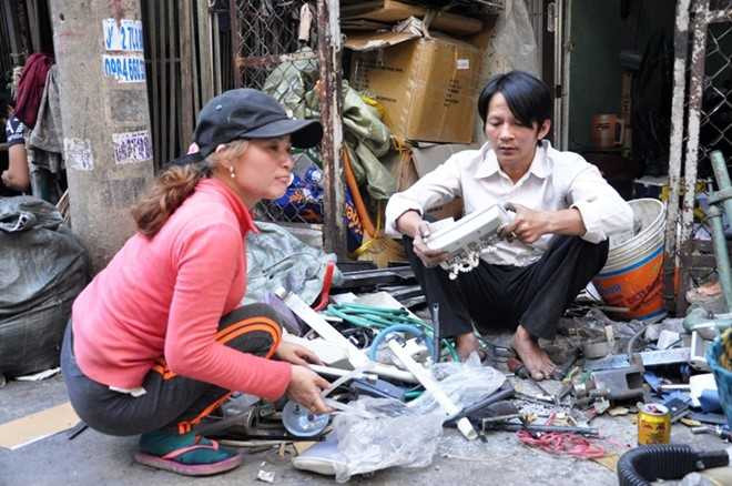 Hai vợ chồng chị Hồng phân loại ve chai trước khi bán cho đại lý. Mỗi ngày giáp Tết, chị thường kiếm được 400 - 500.000 đồng/ngày. Ảnh: Trường Nguyên.