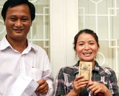 Thời điểm chị Hồng nhận lại được 5 triệu yên Nhật tại ngân hàng. Ảnh: Trường Nguyên.